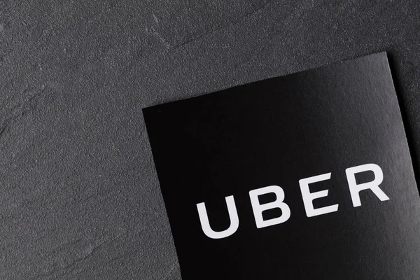 Una fotografía del logo de Uber. Uber es un popular estilo de taxi tra — Foto de Stock