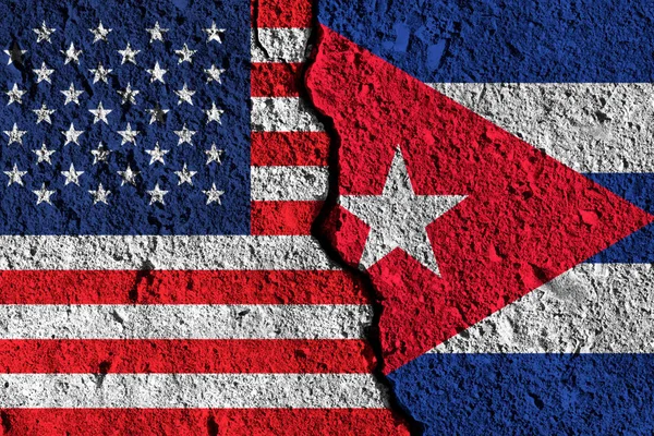 Crack entre les drapeaux américains et cubains. relations politiques — Photo