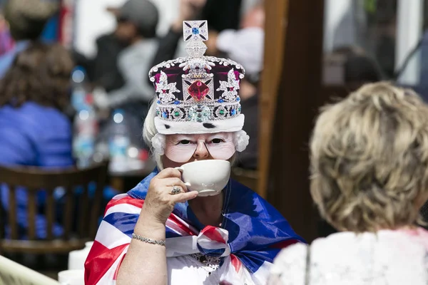 Windsor, Storbritannien - 17 maj 2018: En person i en Queen mask åtnjuter en c — Stockfoto