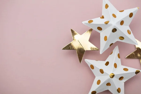 Decoraciones de estrellas blancas y doradas sobre un rosa pastel. Festi estacional —  Fotos de Stock