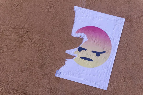 Mérges emoji karakter nyomtatott papírra, és ragadt a falra — Stock Fotó