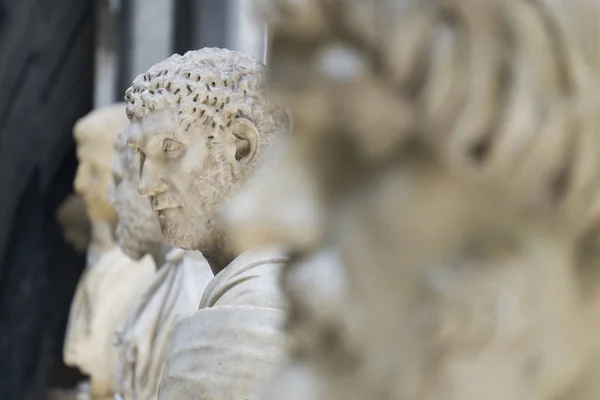 Řím, Itálie - 21. června 2018: Historické starověké sochy uvnitř — Stock fotografie