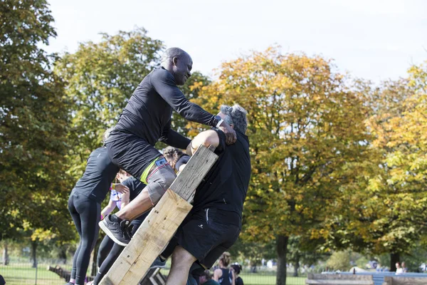 LONDON, Reino Unido - 13 de setembro de 2018: Participantes participam de um evento — Fotografia de Stock