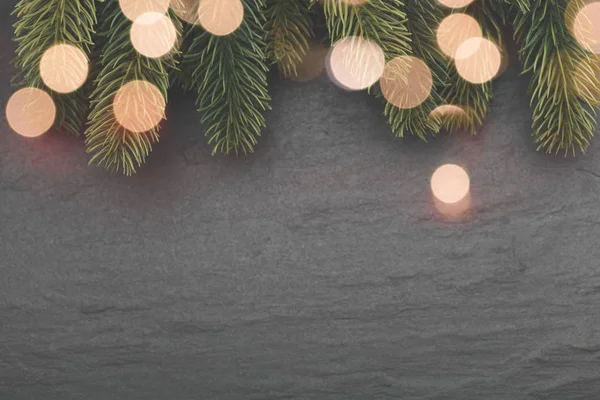 Fundo de Natal com ramos de abeto e bokeh desfocado fa — Fotografia de Stock