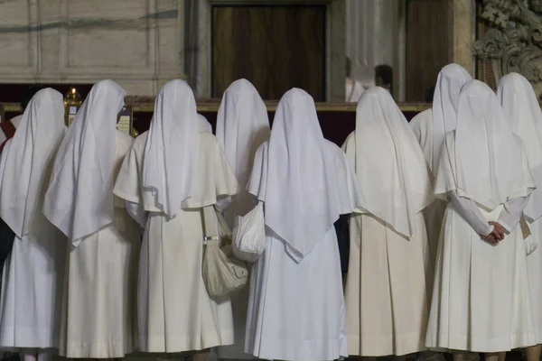 이탈리아 로마에 있는 성 베드로 대성전에 있는 수녀들 — 스톡 사진