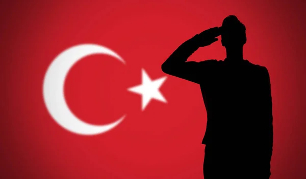 Silhouette eines Soldaten, der gegen die türkische Flagge salutiert — Stockfoto