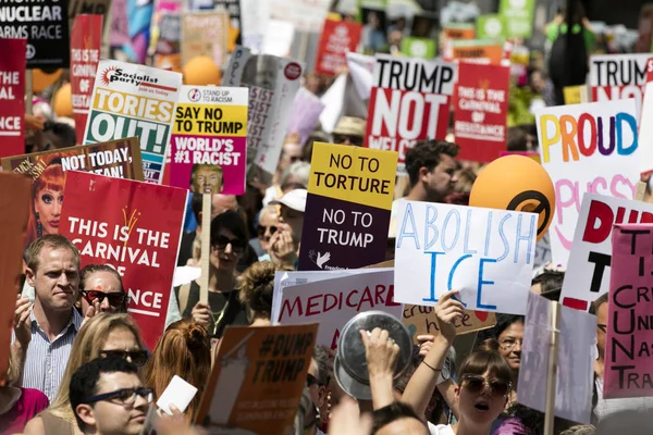 LONDON, UK - July 14th 2018: Large crowds of protesters gather i — Stock Photo, Image