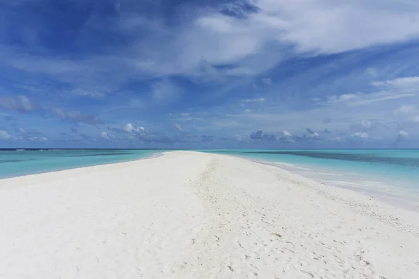 Tropisch strand met heldere zee en goudkleurig zand — Stockfoto