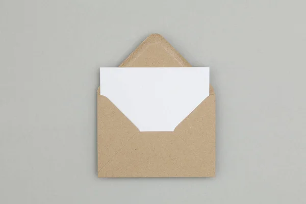 Blank white card with kraft brown paper envelope template mock u — Stock Photo, Image