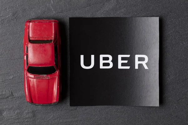 一张Uber标志和玩具车的照片 Uber是个很受欢迎的人 — 图库照片