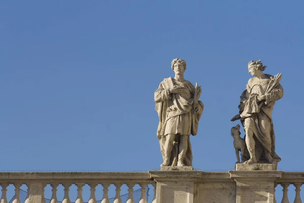 Estatuas en la parte superior de las columnatas en la plaza de San Pedro, Vaticano Ci — Foto de Stock