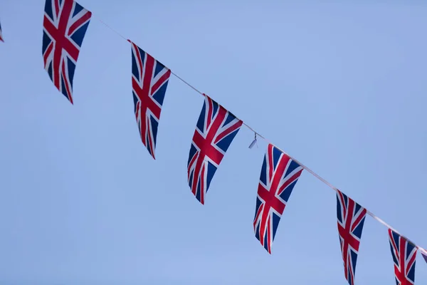 Union Jack Fahnen hängen im Wind oder in Vorbereitung auf das königliche Wir — Stockfoto