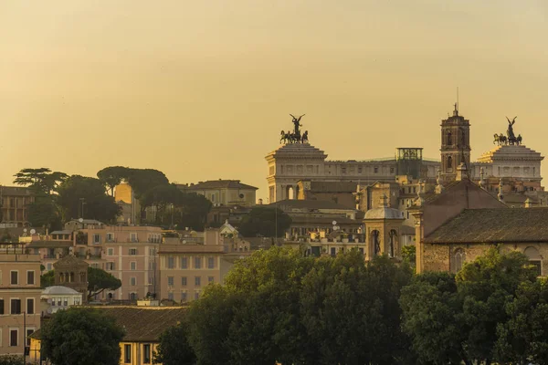 Рим Вид міста на захід сонця до вівтаря Вітчизни Буї — стокове фото