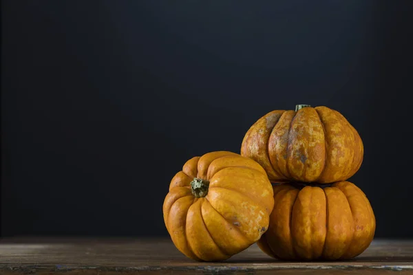 暗い背景を持つ秋のカボチャ — ストック写真