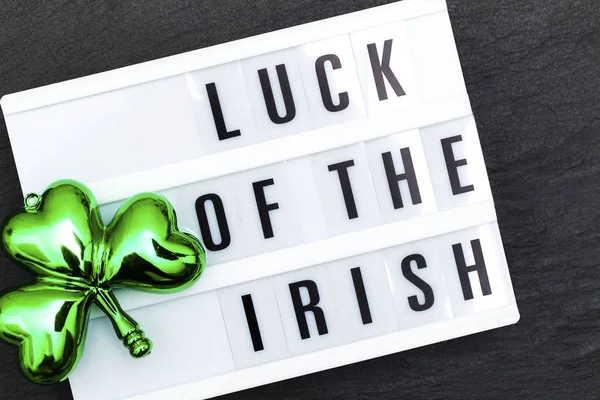 Luck of the Irish St Patrick 's lightbox message with green decor — стоковое фото