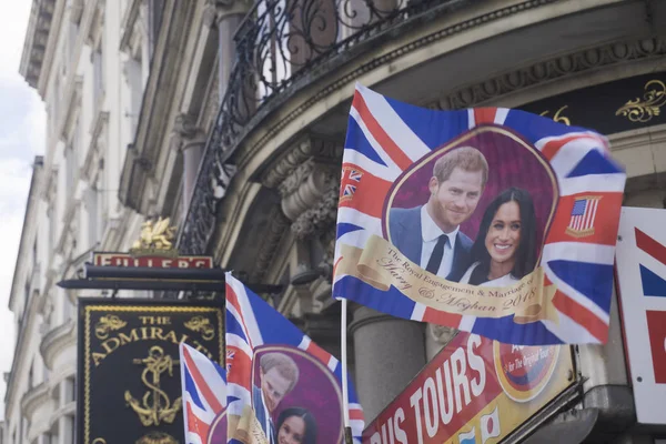 London, Storbritannien - 11 maj 2018: Union jack flagga med Price Harry och — Stockfoto