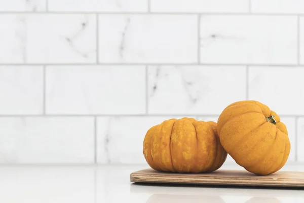 Mini abóboras de outono em uma cozinha — Fotografia de Stock