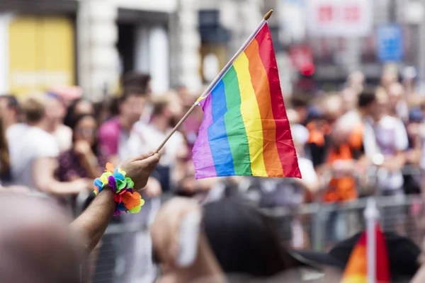 Bandera del arco iris gay en una marcha del orgullo gay LGBT en Londres — Foto de Stock