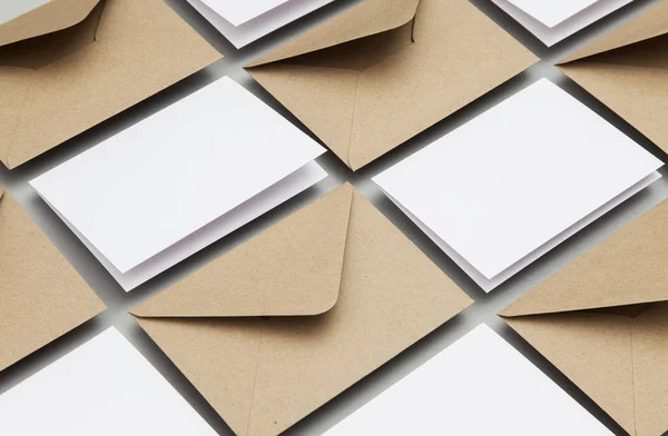 Prázdná bílá karta se šablonou obálky z hnědého papíru kraft — Stock fotografie
