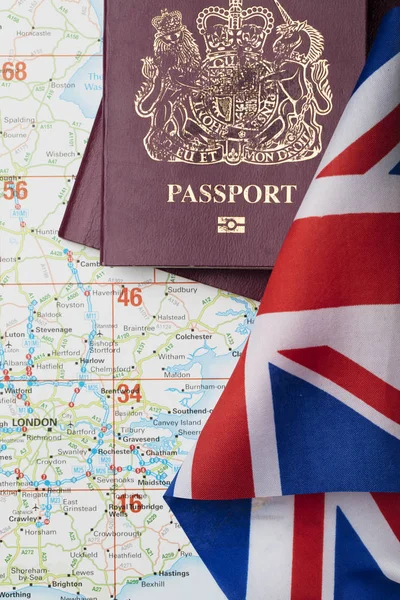 Passaporte do Reino Unido com bandeira Union Jack e mapa — Fotografia de Stock