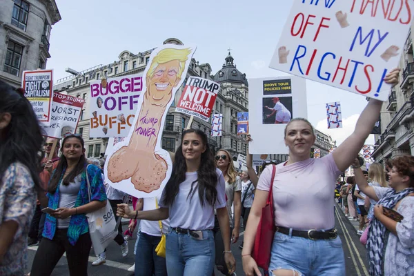 LONDON, UK - July 14th 2018: Large crowds of protesters gather i — Stock Photo, Image