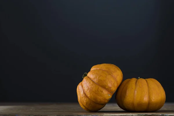 Abóboras de outono contra um fundo escuro — Fotografia de Stock