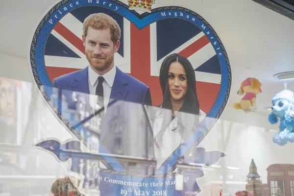 LONDRES, Reino Unido - 11 DE MAYO DE 2018: Expositor de la tienda que celebra el Royal w — Foto de Stock