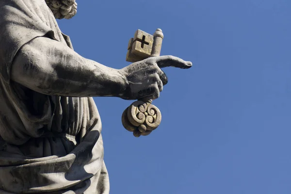 Estatua de San Pedro fuera de la basílica de San Pedro en la Ciudad del Vaticano — Foto de Stock
