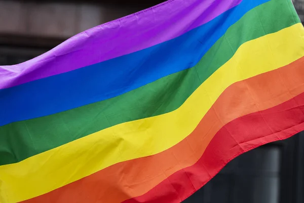 Bandera del arco iris gay en una marcha del orgullo gay LGBT en Londres — Foto de Stock