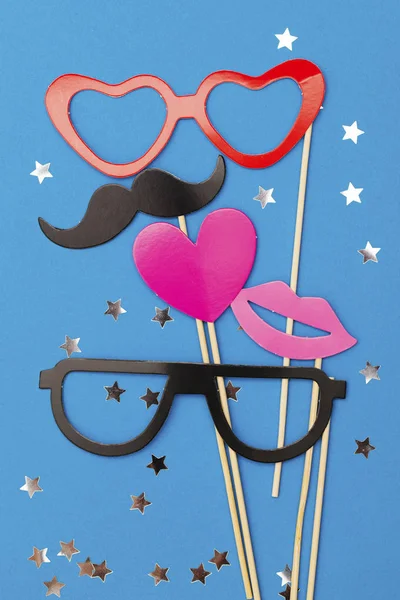 Mavi arka planda komik aksesuarları olan parti geçmişi. Düğün. 