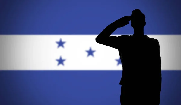 Silhouette Eines Soldaten Der Vor Der Flagge Der Honduras Salutiert — Stockfoto