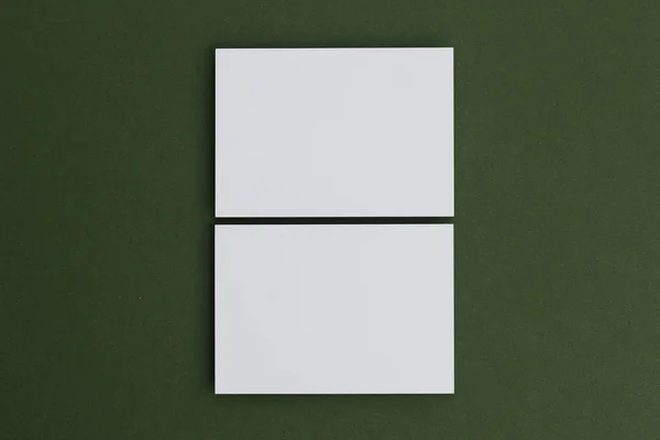 Blanco witte ansichtkaart op groene achtergrond — Stockfoto
