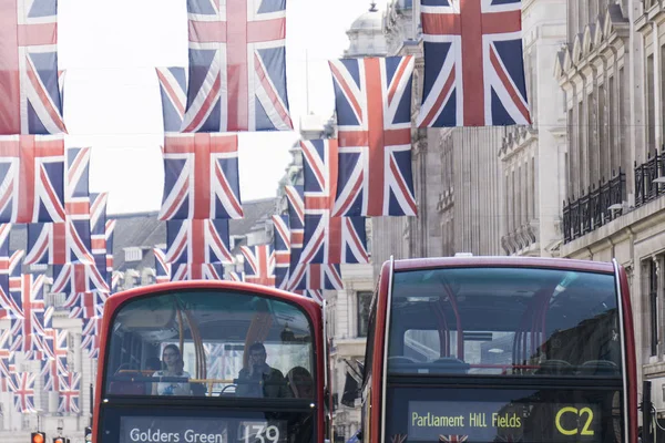 LONDRES, Reino Unido - 16 de maio de 2018: Bandeiras Union Jack penduradas em Regent Stre — Fotografia de Stock