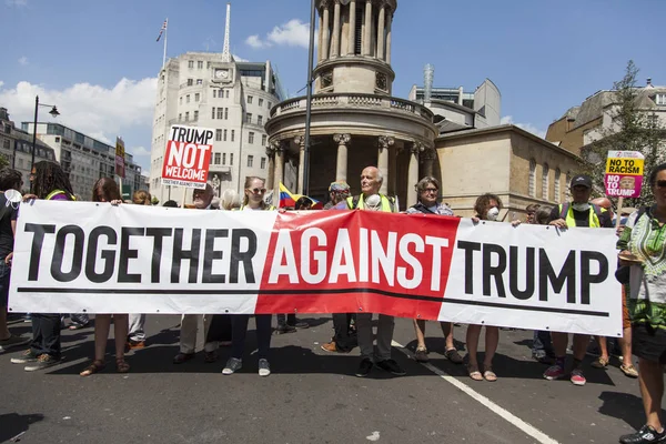 Londra, Uk - 14 Temmuz 2018: Büyük bir protestocu kitlesi toplandı — Stok fotoğraf