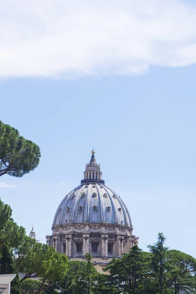 Roma, İtalya 'daki Vatikan şehrinde Aziz Peter Bazilikası manzarası — Stok fotoğraf