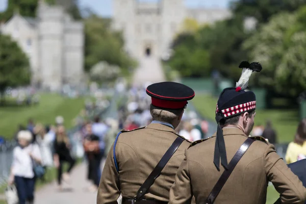 Windsor, Uk - 17 maja 2018: Ludzie w mundurach wojskowych stojący — Zdjęcie stockowe