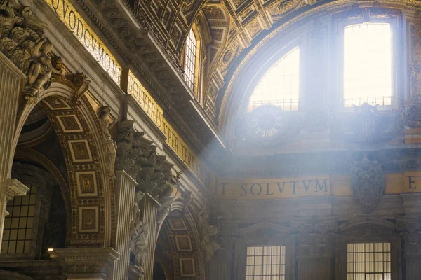 Rzym, Włochy - 17 lipca 2018: Wnętrze Bazyliki św. Piotra — Zdjęcie stockowe