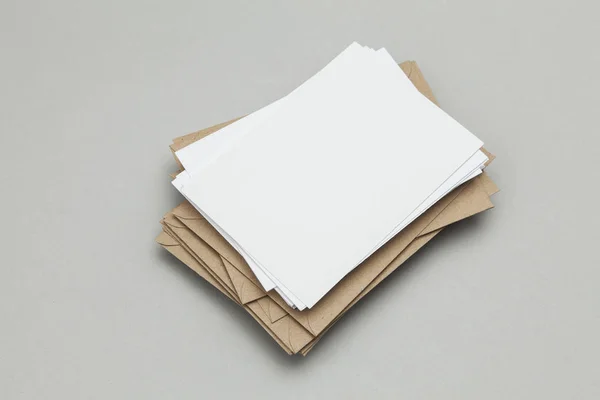 Tomma vitt kort med kraft brun papper kuvert mall mock u — Stockfoto