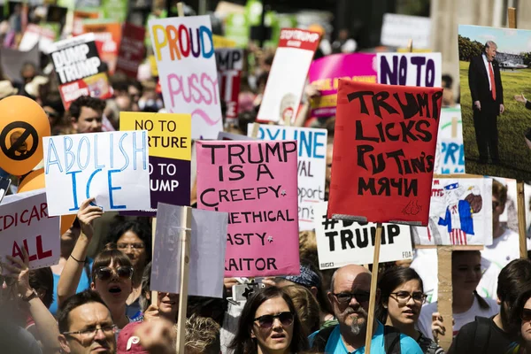 LONDRA, Regno Unito - 14 luglio 2018: grandi folle di manifestanti si riuniscono i — Foto Stock