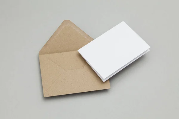 Tomma vitt kort med kraft brun papper kuvert mall mock u — Stockfoto