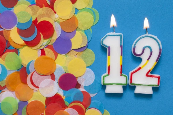 No 12 святкування свічка з вечіркою confetti — стокове фото