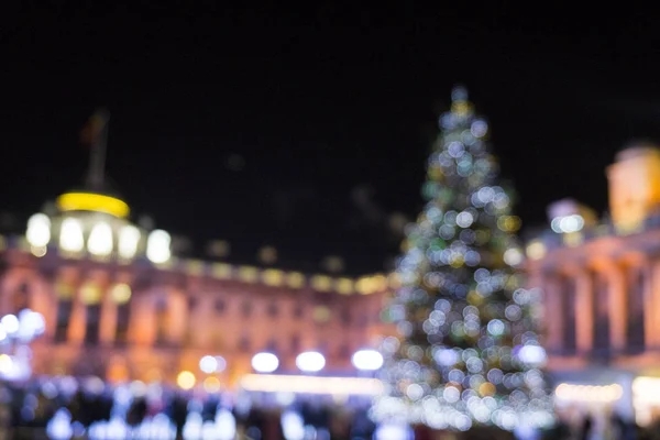 Обезглавленный силуэт рождественской елки с размытыми огнями — стоковое фото