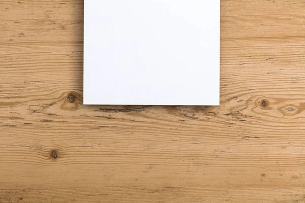 Flyer blanc blanc carte de visite sur fond en bois — Photo