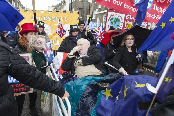 London, Uk - 3 лютого 2018: Протестувальники та агітатори на — стокове фото