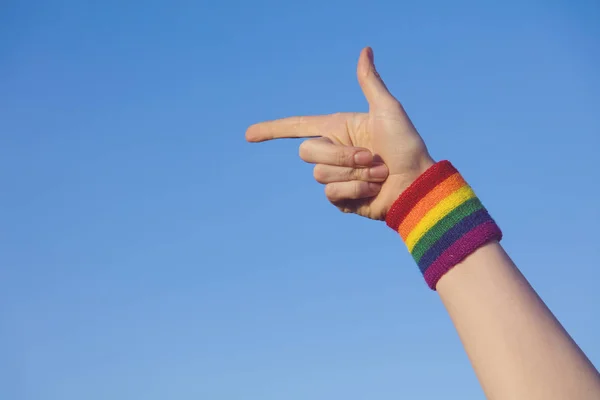 Concepto de orgullo gay. Señalando la mano con el orgullo gay LGBT arco iris fla —  Fotos de Stock