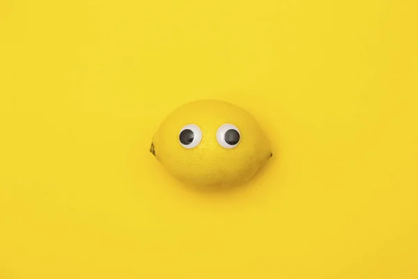 Κίτρινη λεμονόφατσα με κωμικά googly μάτια — Φωτογραφία Αρχείου