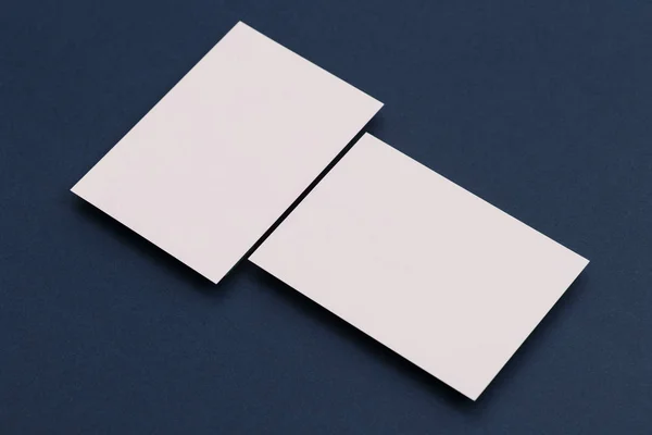 Folheto de cartão de visita branco em branco em um fundo azul — Fotografia de Stock
