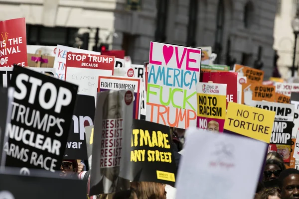 Londen, Uk - 14 juli 2018: Grote menigten demonstranten verzamelen zich i — Stockfoto
