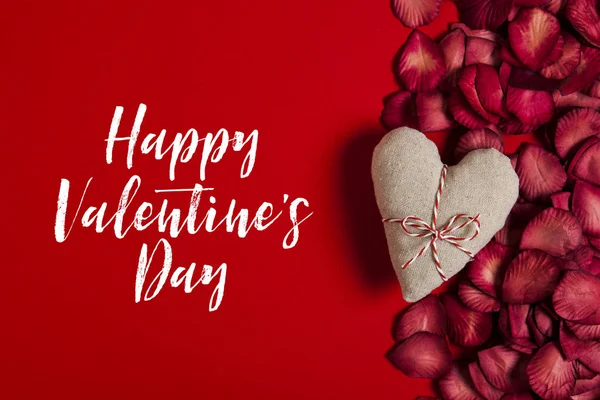 발렌틴 데이의 메시지 사랑의 심장 과 장미꽃 잎으로 — 스톡 사진