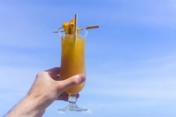 Cocktail tropical orange contre ciel bleu — Photo